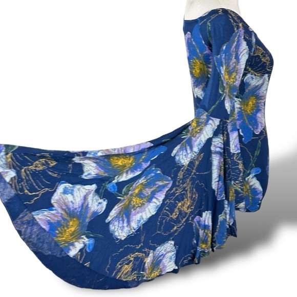 Free People We The Free Printed Birds Of Paradise Top in Navy - Picture 9 of 16